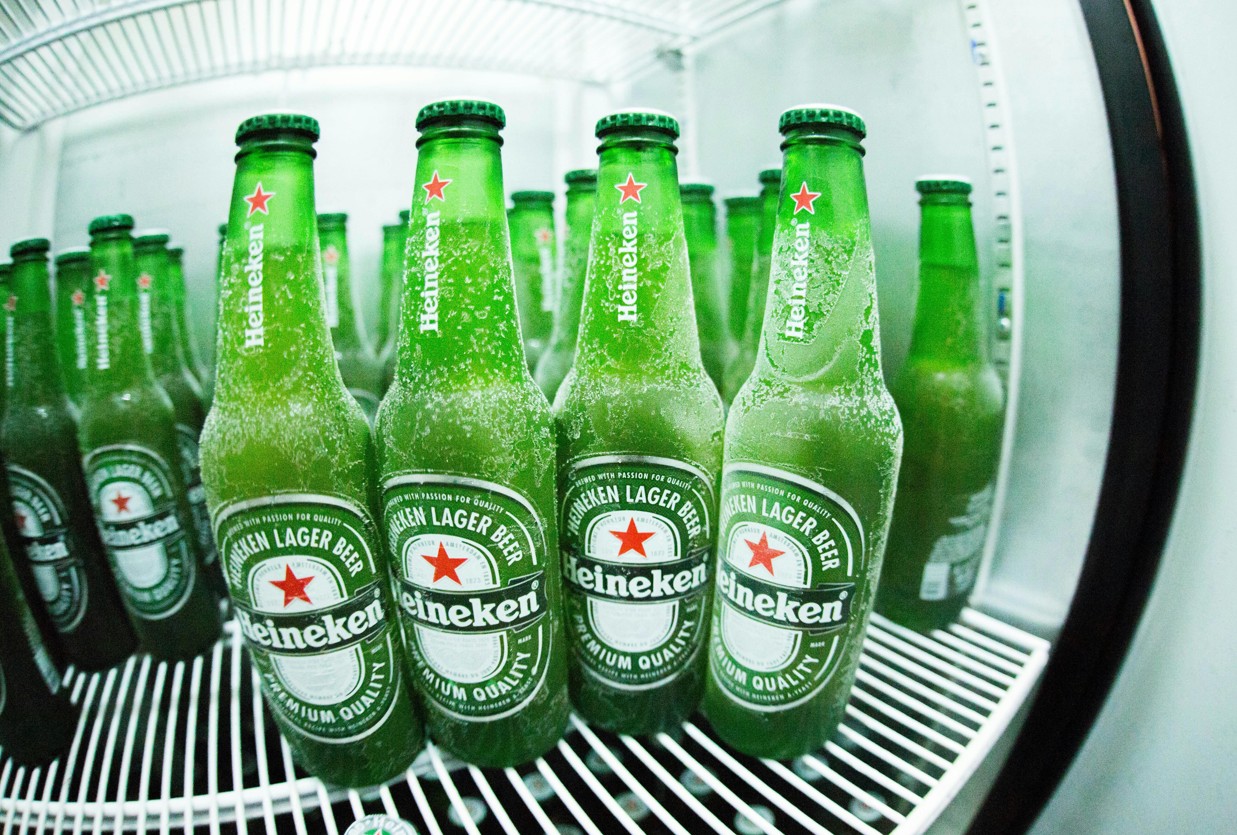 Mehrere Heineken Bierflaschen in einem Kuehlschrank