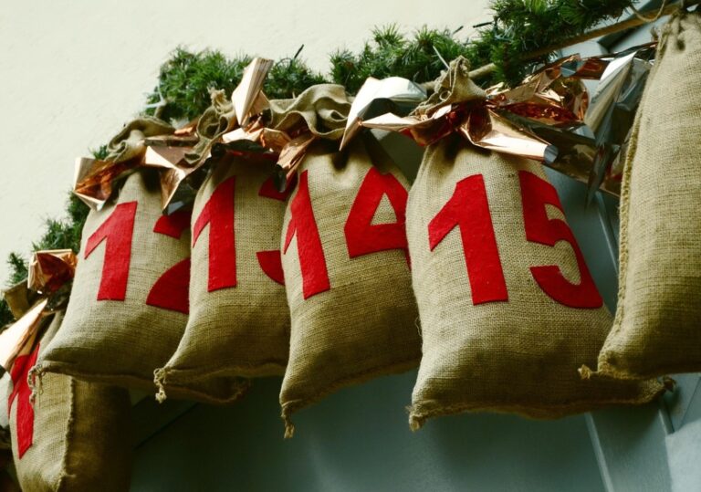 Weihnachtliche Symbolik fuer Adventskalender