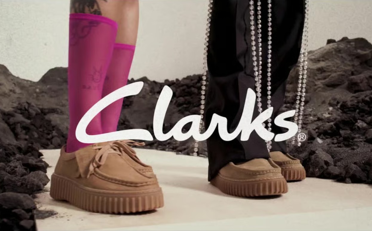 Clarks Logo und zwei Schuhe