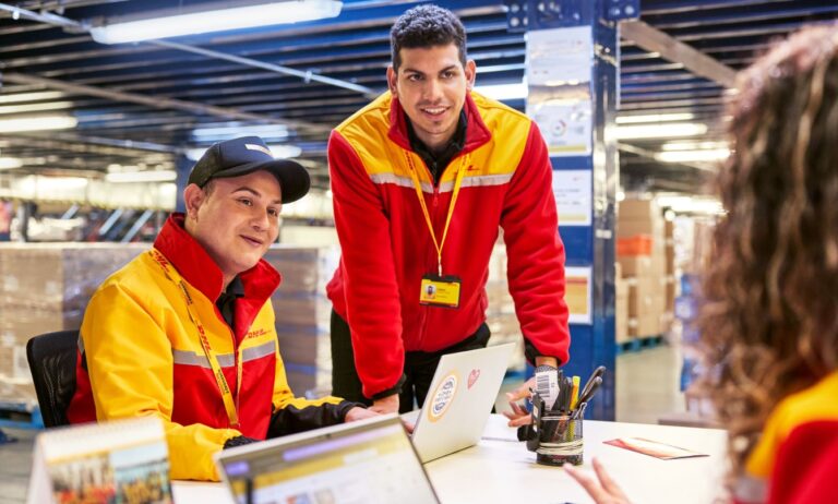 DHL Mitarbeiter im Lager