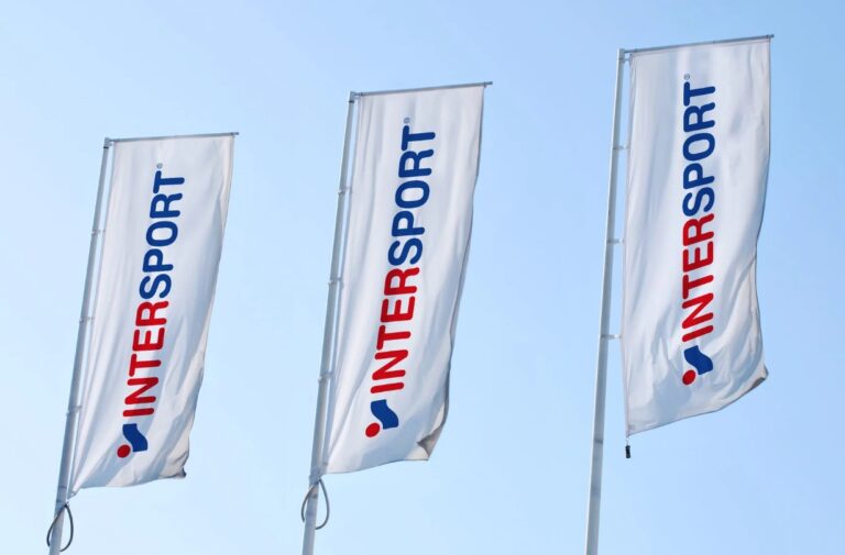 Drei INTERSPORT Flaggen