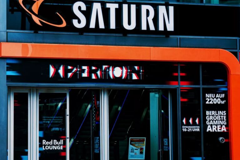 Eingang der SATURN Filiale am Alexanderplatz Berin