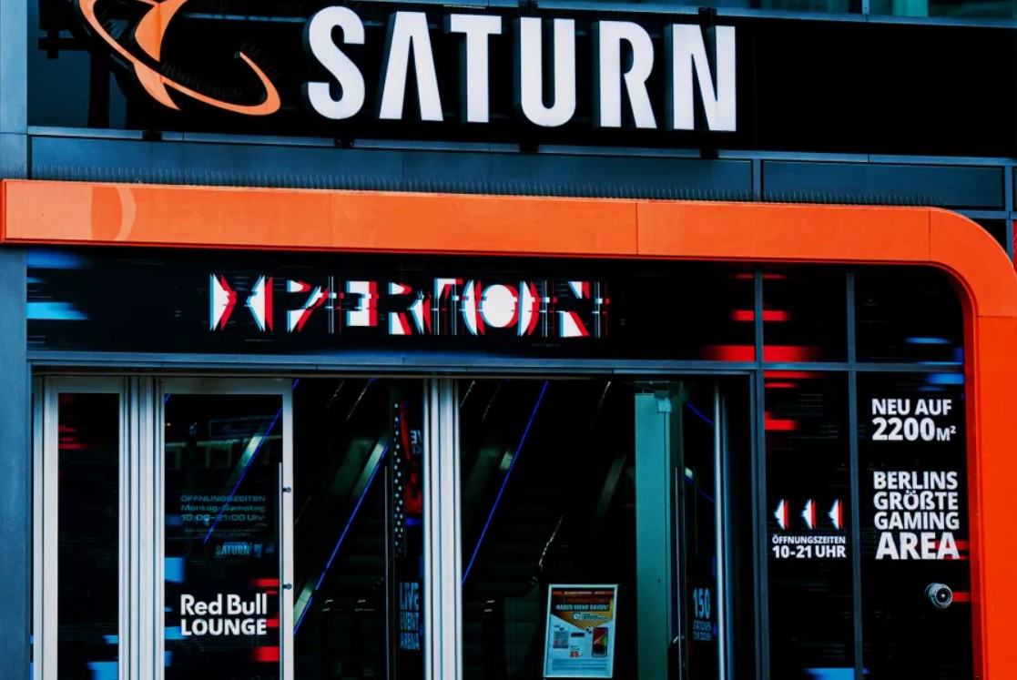 Eingang der SATURN Filiale am Alexanderplatz Berin