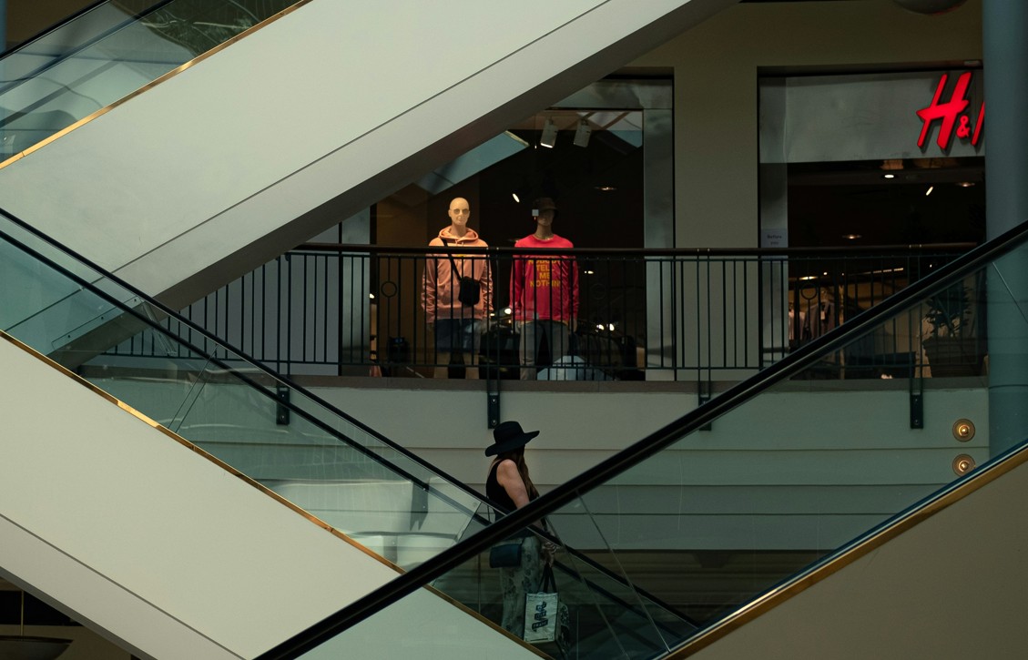 HM und Rolltreppe in einem Einkaufszentrum