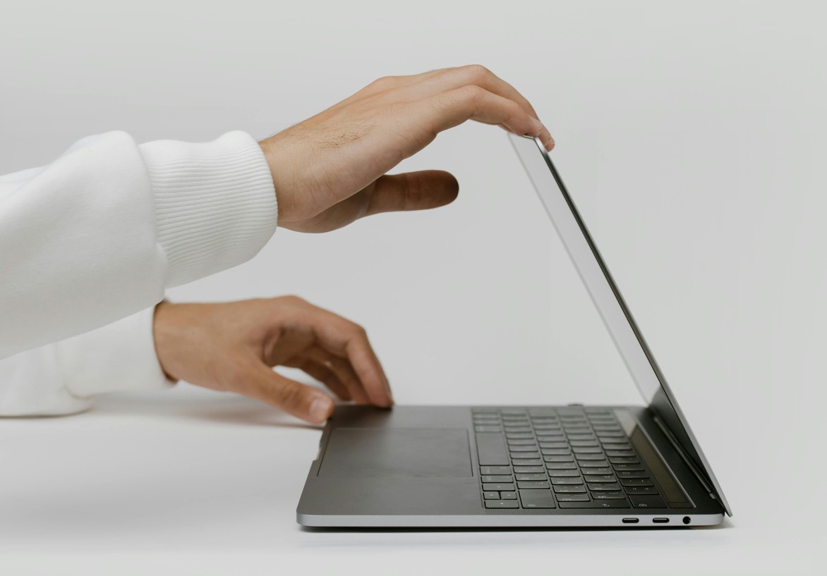 Halb zugeklappter Laptop