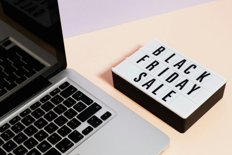 Laptop neben Black Friday Sale Symbolik