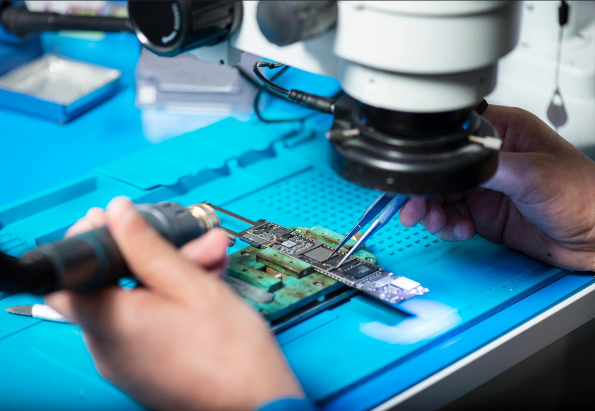 Mann bei Montage von Elektronikbauteilen