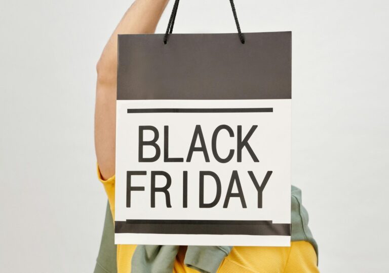 Mann versteckt hinter einer Black Friday Tuete