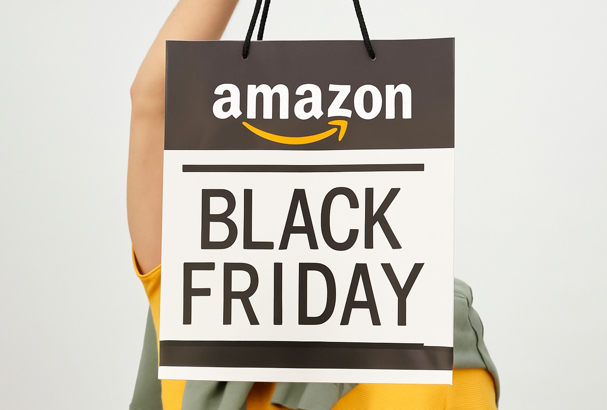 Mann versteckt hinter einer Black Friday Tuete mit Amazon Logo