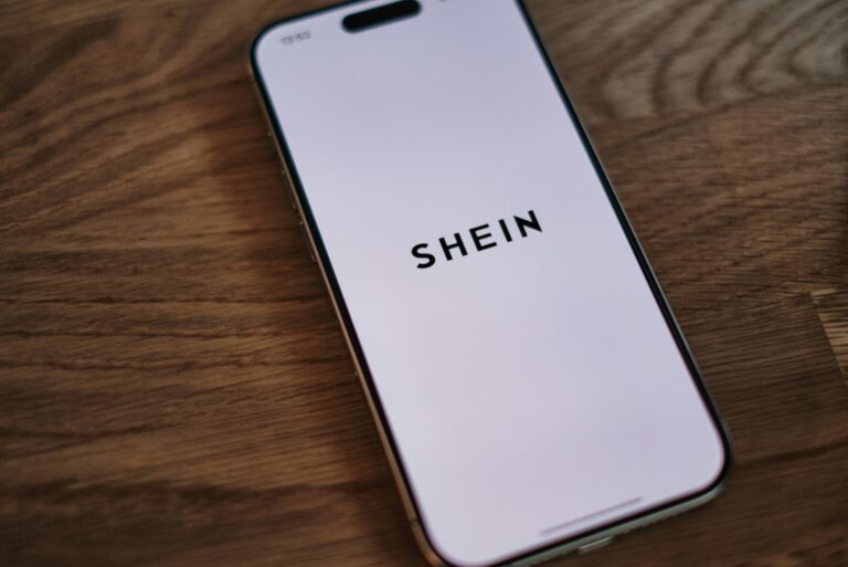 Shein Logo auf einem iPhone