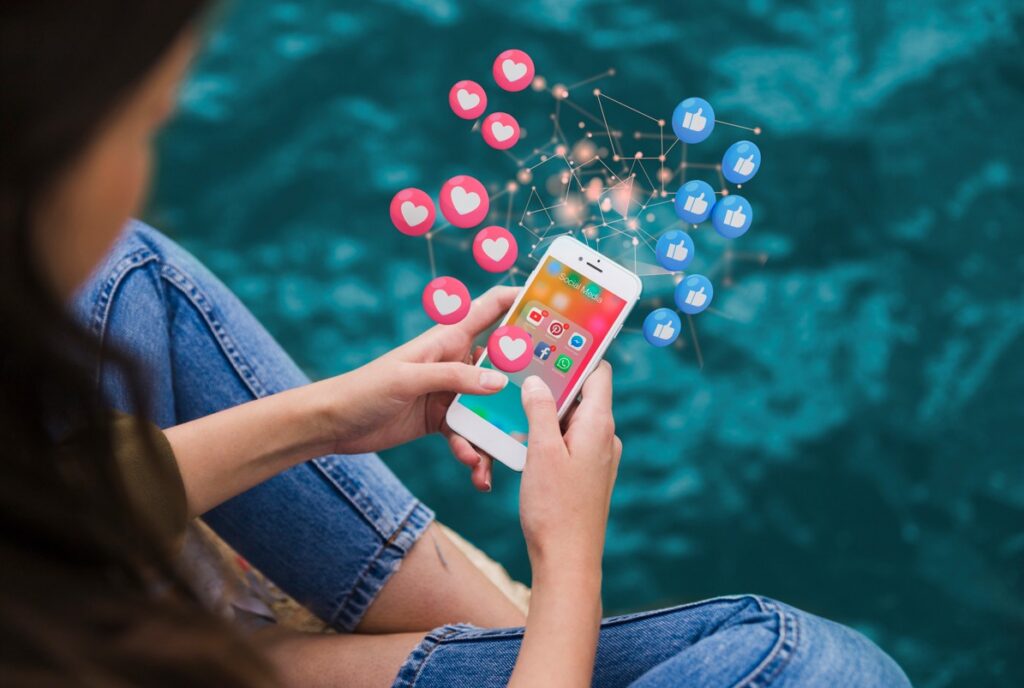 Teenager Maedchen mit Smartphone und Social Media Symbolik