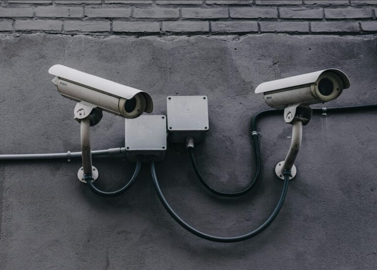 Ueberwachungskameras an einer Wand