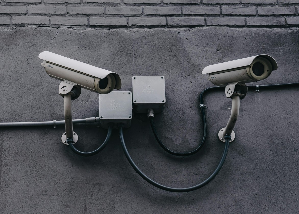 Ueberwachungskameras an einer Wand
