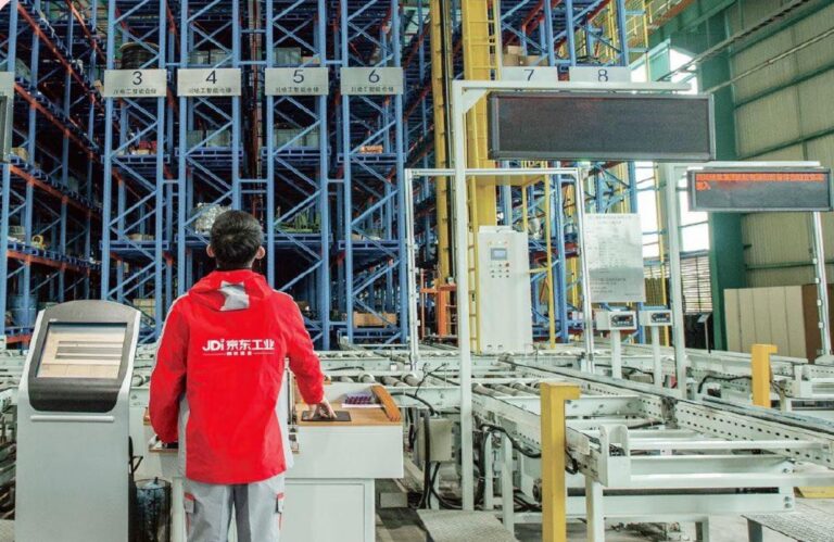 Arbeiter in einer JINGDONG Industrials Fabrik