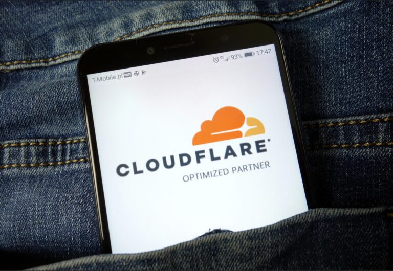 Cloudflare Logo auf einem Smartphone