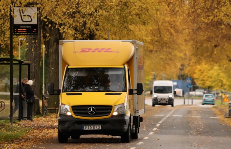 DHL Zustellfahrzeug auf der Strasse