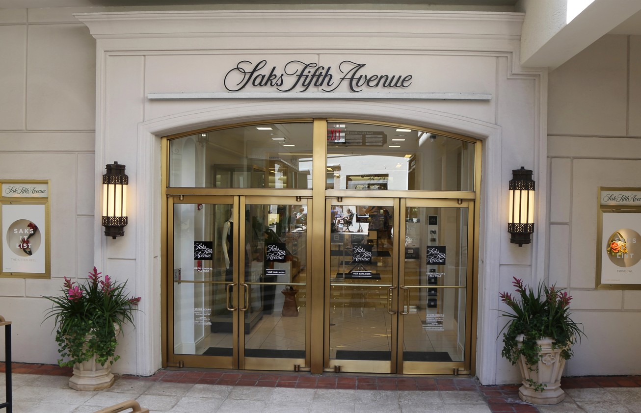 Eingang einer Saks Fifth Avenue Filiale