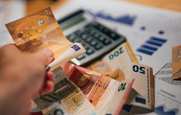 Euro Geldscheine und Taschenrechner