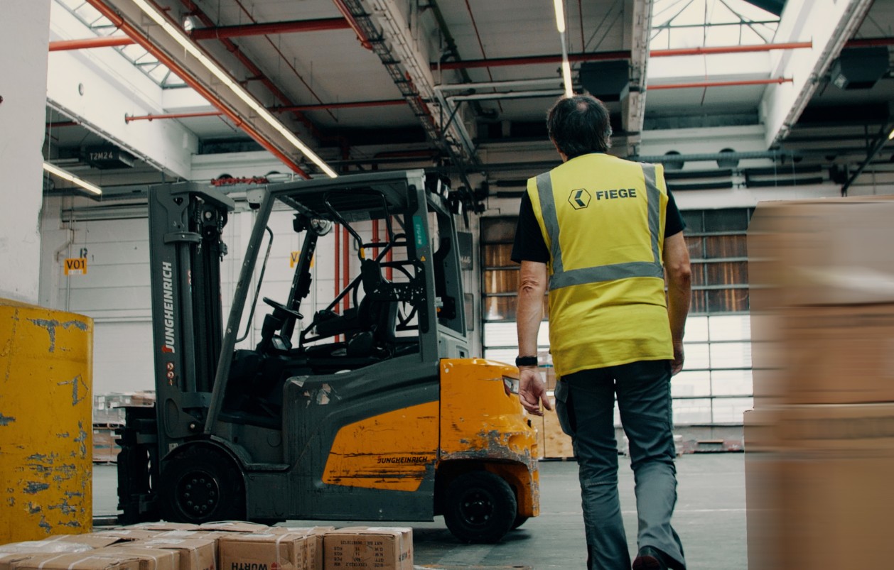 FIEGE Mitarbeiter am Flughafen