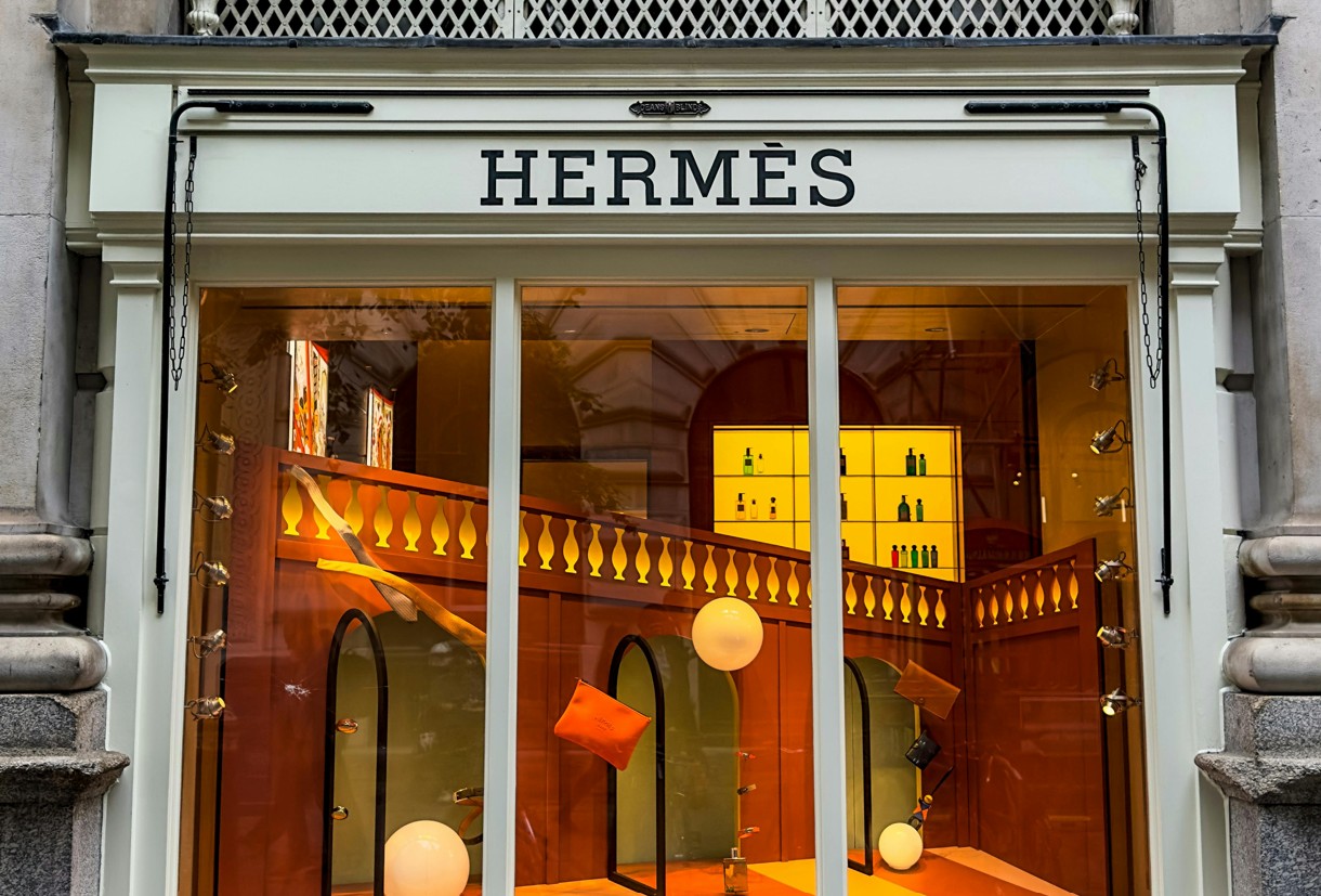 Fenster eines Hermes Stores in London