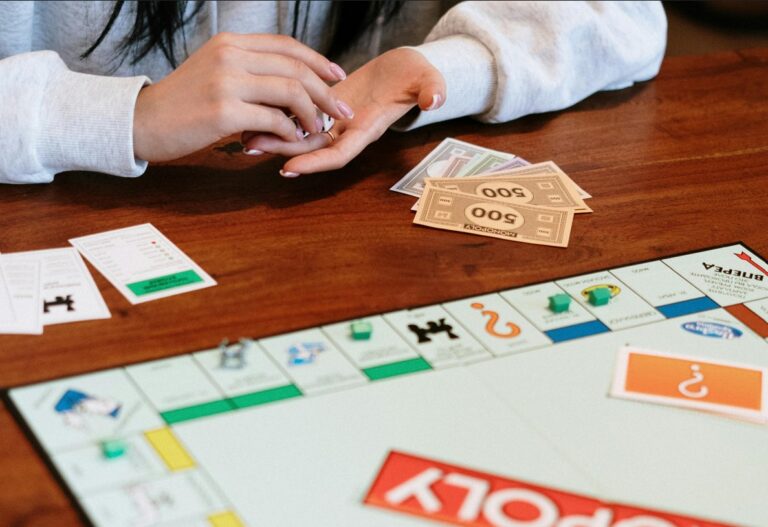 Frau vor Monopoly Brettspiel