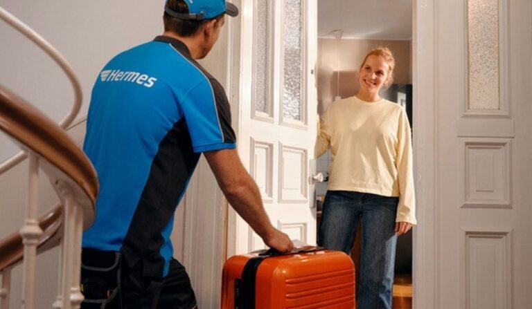 Hermes Zusteller an der Haustuere