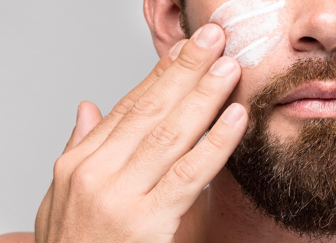 Mann mit Gesichtspflege Creme
