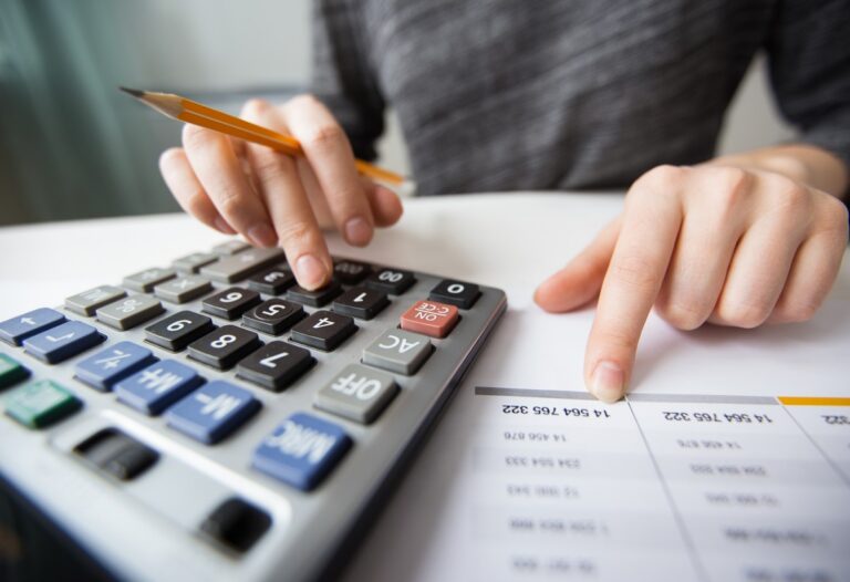 Mann mit Taschenrechner