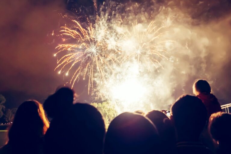 Menschen beim Beobachten von Feuerwerk Raketen