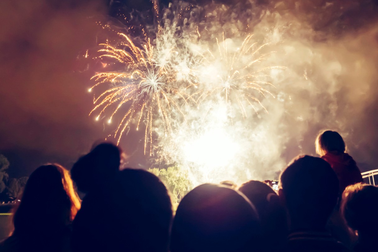 Menschen beim Beobachten von Feuerwerk Raketen