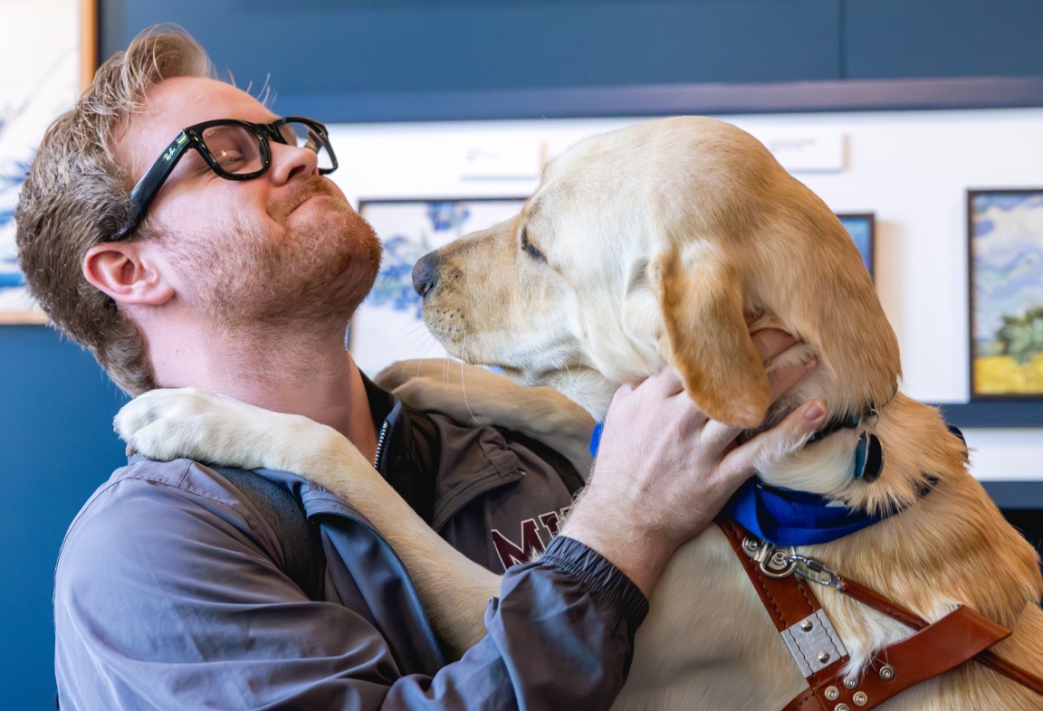Meta KI Brille und Mann mit einem Servicedog
