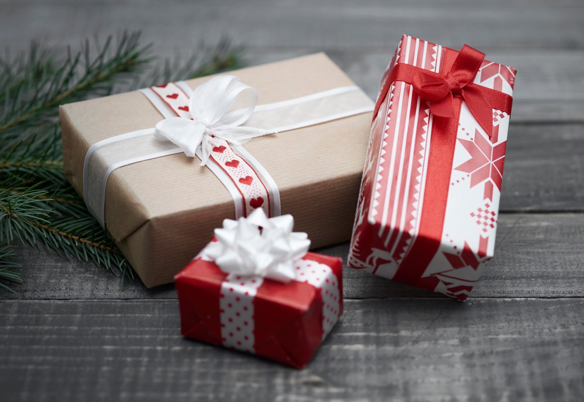 Mit Geschenkpapier verpackte Weihnachtsgeschenke