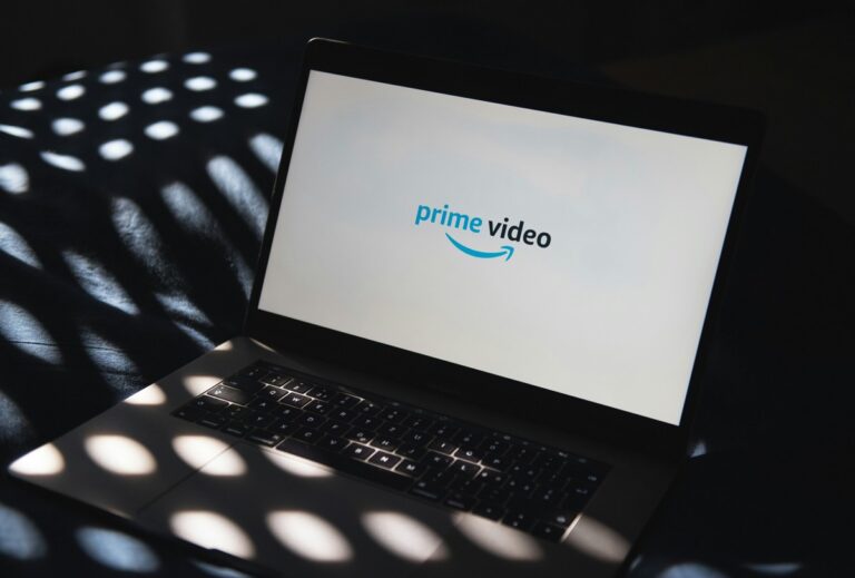 Prime Video Logo auf einem Laptop