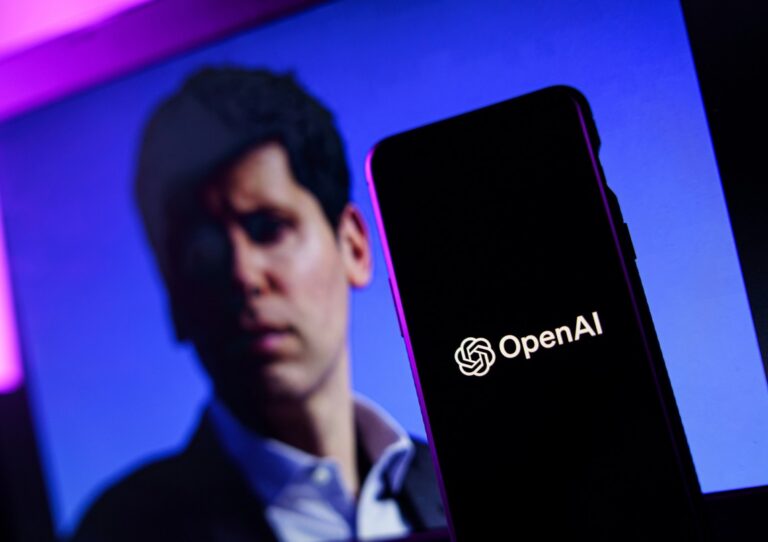 Sam Altman neben OpenAI Logo