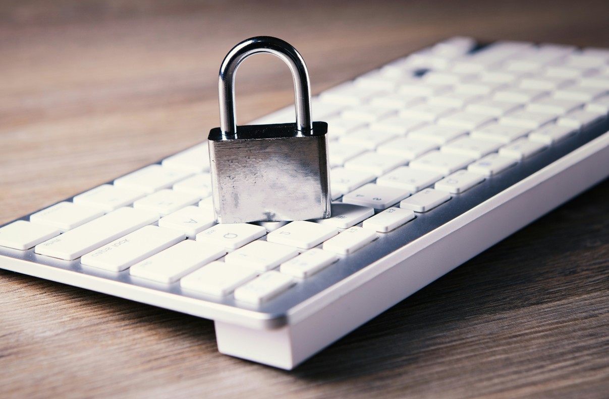 Schloss und Tastatur als Symbol fuer Cyber Security und Phishing