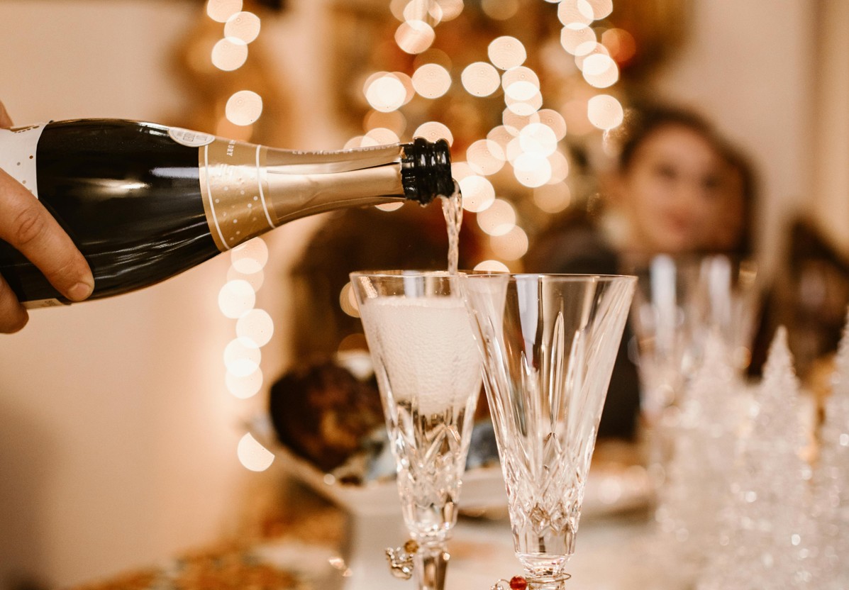 Sektflasche beim Einschenken
