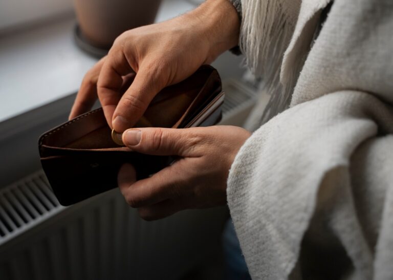 Symbolbild fuer Sparen und Konsumklima leerer Geldbeutel