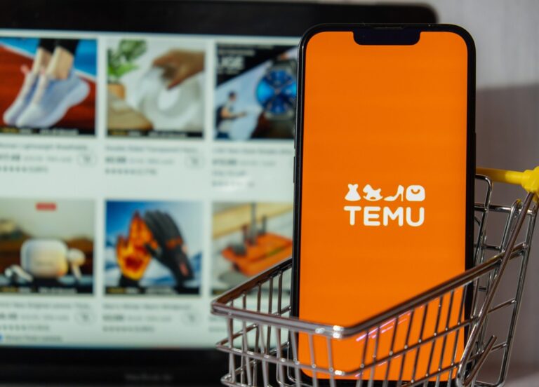 Temu Logo auf einem Smartphone