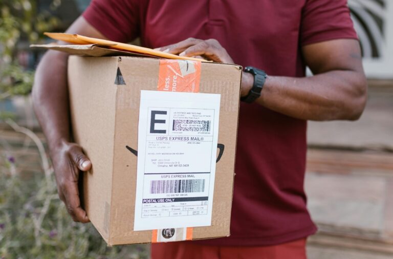 USPS Zusteller mit Amazon Paket