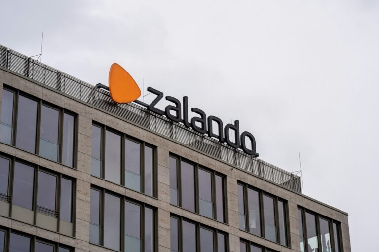 Zalando Logo auf einem Gebaudedach