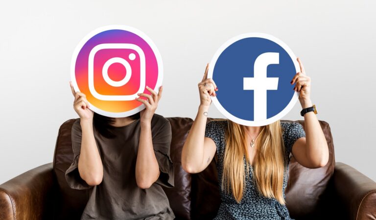 Zwei Frauen mit Instagram und Facebook Logos