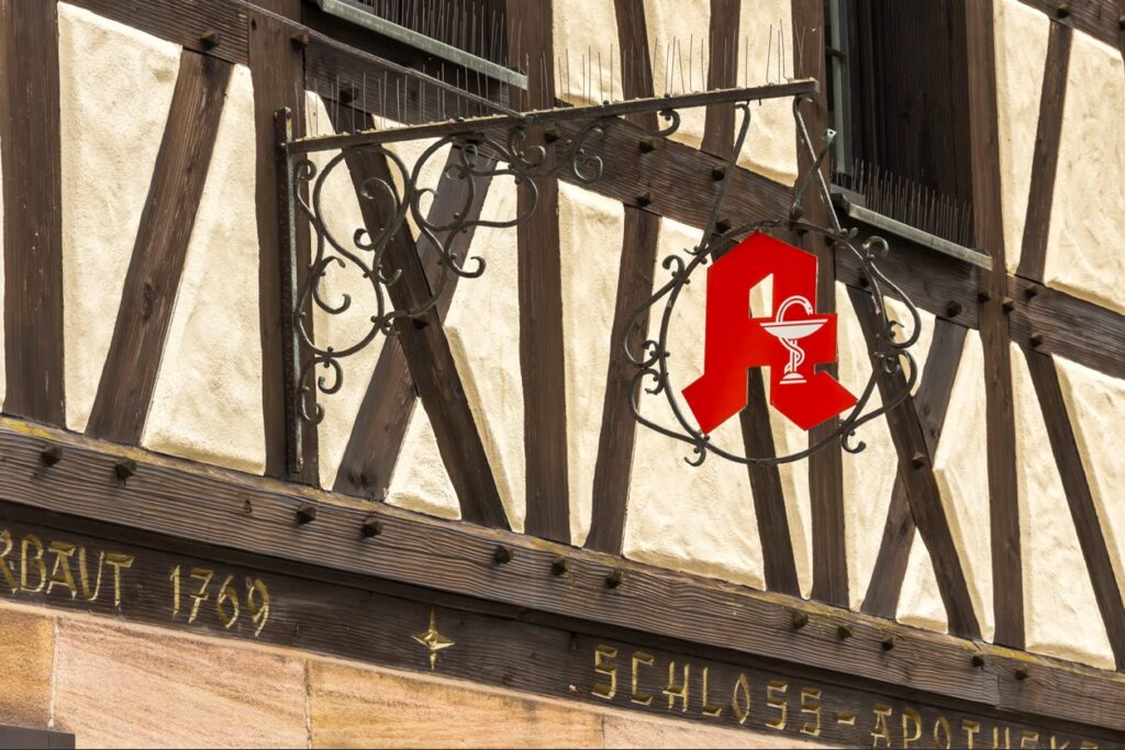 Altes Apotheken Schild an einem Fachwerkhaus