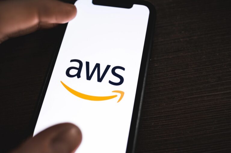 Amazon AWS Logo auf einem Smartphone