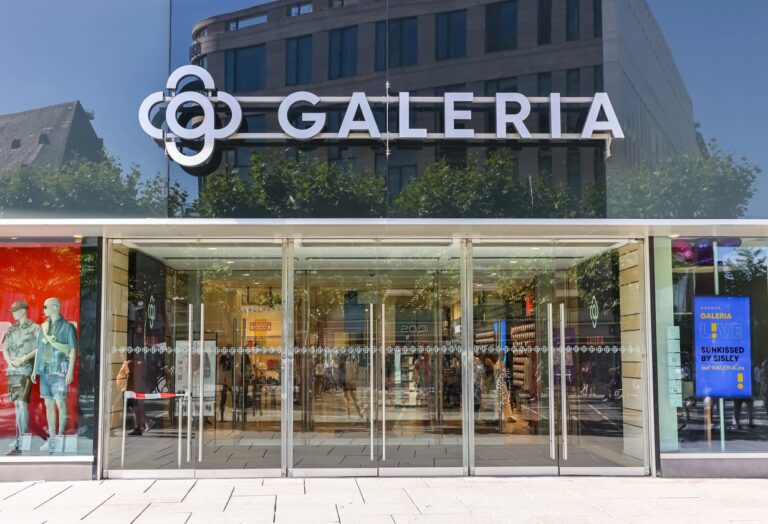 Eingang einer GALERIA Filiale in Frankfurt