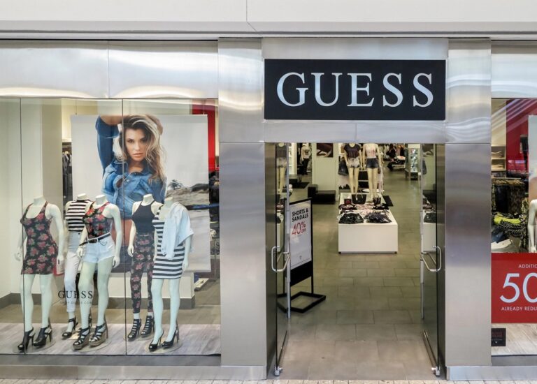 Eingang einer GUESS Filiale