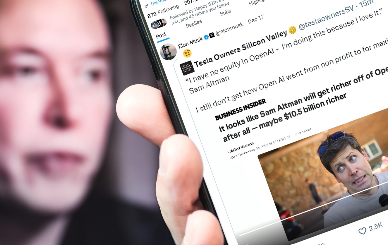 Elon Musk mit einem Smartphone mit News zu Sam Altman