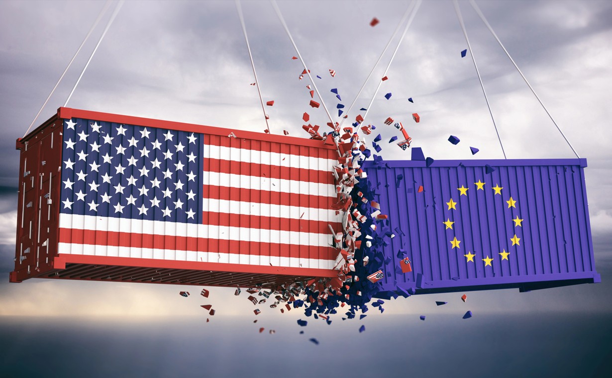 Frachtcontainer mit USA und EU Flagge