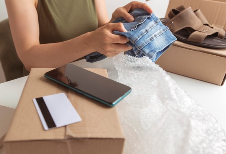 Frau beim Retouren von Kleidung und Schuhen