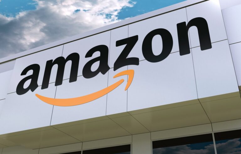 Grosses Amazon Logo auf einem Gebaeude