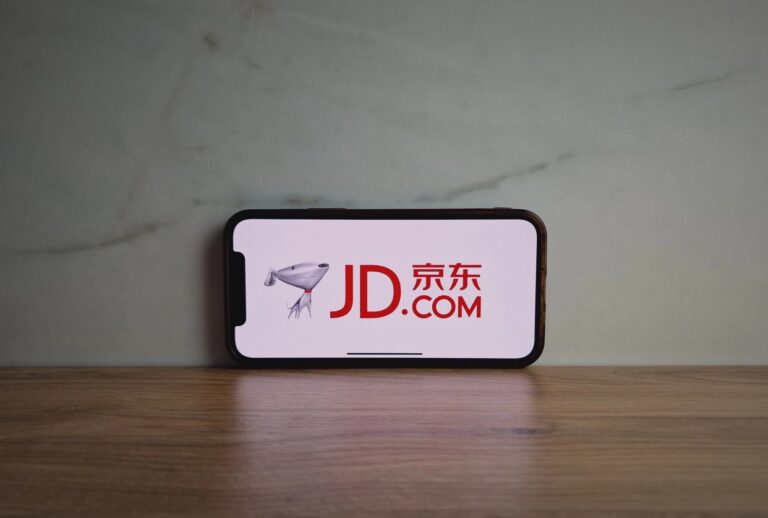 JD COM Logo auf einem Smartphone
